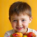 Enfant mangeant des fruits frais, symbolisant la nutrition enfant