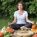 Personne méditant calmement avec des aliments sains, représentant le stress et l'alimentation